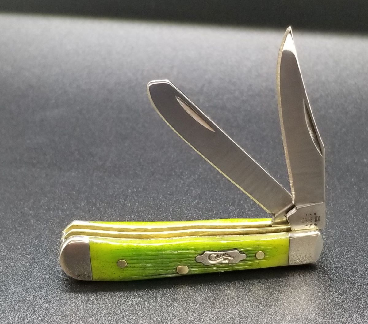 CASE 61046 2-BLADE TINY TRAPPER BARNBOARD JIG LIME GREEN BONE - A.W. Graham Lumber LLC