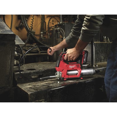 Main 5 - MILWAUKEE 2646-21CT 18V 2 SPD
GREASE GUN KIT 2646-21CT
INCLUDES: GREASE GUN, CHARGER,
BATTERY, HOSE, GREASE COUPLER,
CARRYING CASE, SHOULDER STRAP
UPC: 045242287659 -